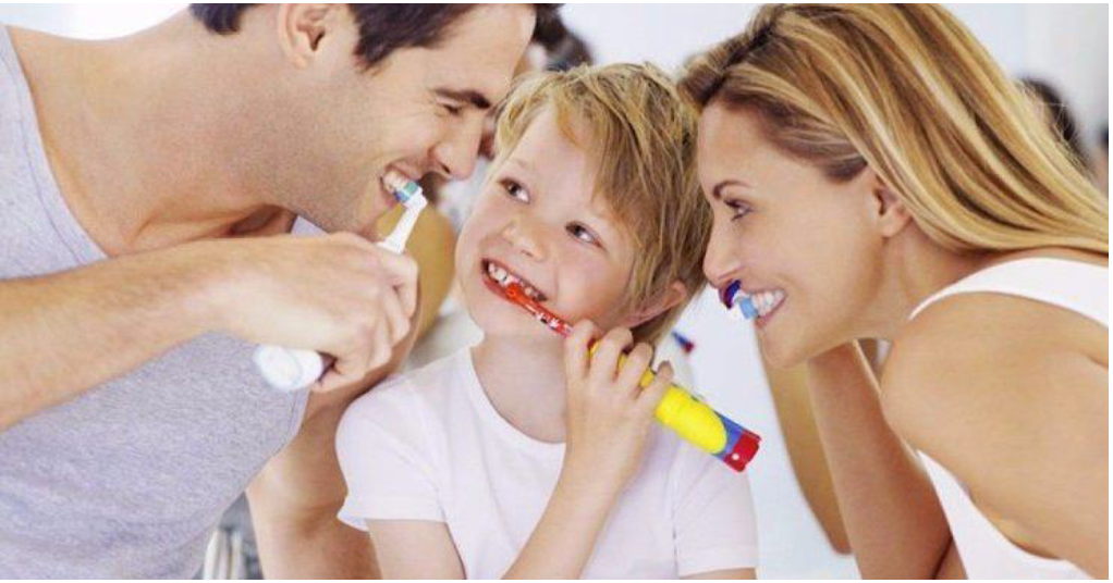 Perché insegnare ai bambini a lavarsi i denti e quando è importante iniziare – Articolo elaborato da Dott. Daniele Parrello Prof a c. Università dell’Insubria – Varese Medico Chirurgo